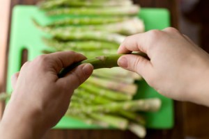 how to break asparagus properly